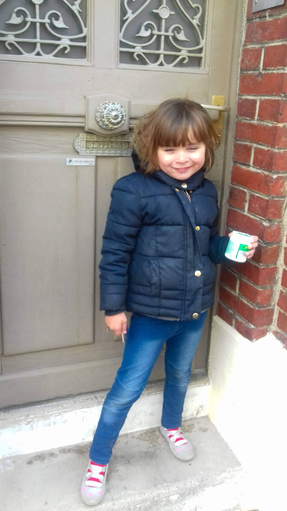 Luna a rejoint le concours — aidez-le/la à gagner de superbes lots ! clothing, coat, cool, denim, electric_blue, footwear, jacket, jeans, joy, outerwear, person, photography, shoe, shoulder, sleeve, snapshot, standing, style, textile, top