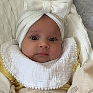 Sarah a rejoint le concours — aidez-le/la à gagner de superbes lots ! baby, infant, face, headwrap, bow, blanket, bib, hand, clothing, portrait, indoors, cute, child, soft, texture, expression, person, newborn, wrapped, cozy