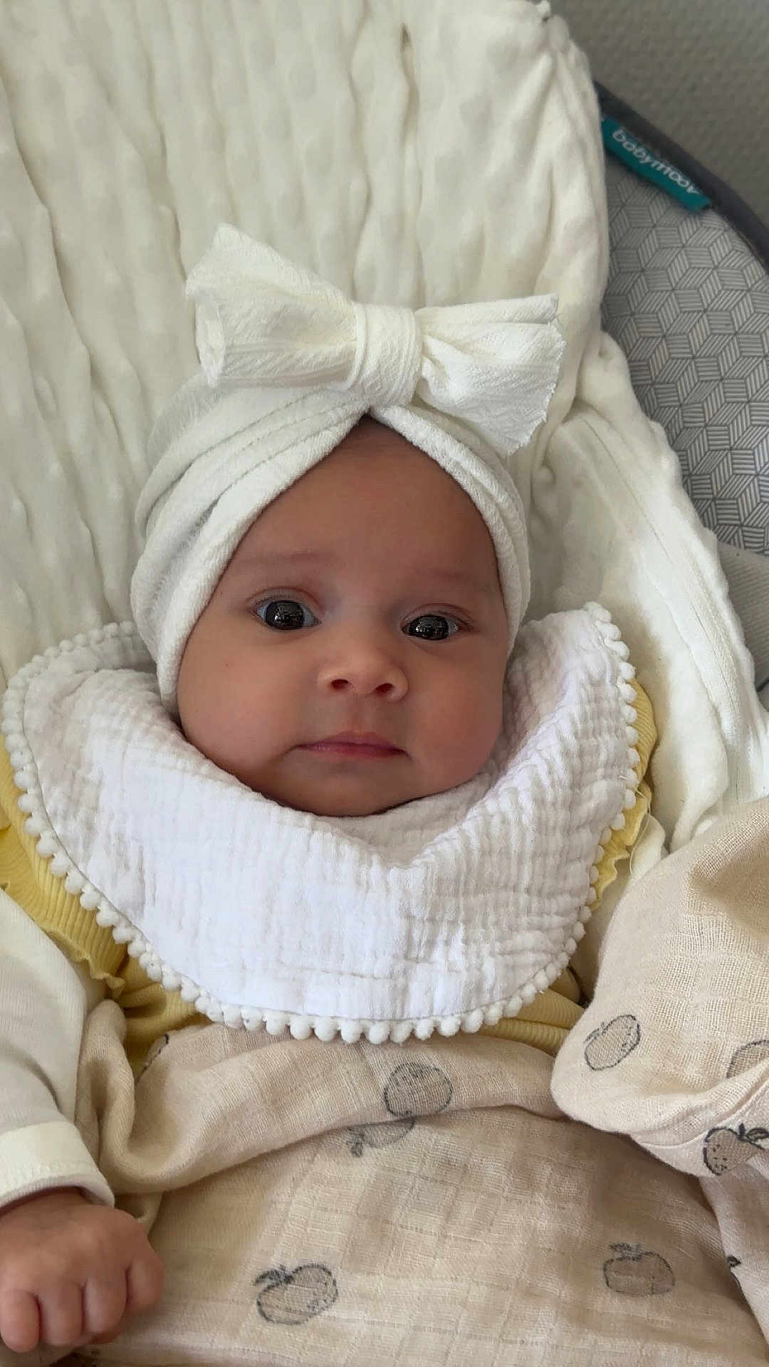 Sarah a rejoint le concours — aidez-le/la à gagner de superbes lots ! baby, infant, face, headwrap, bow, blanket, bib, hand, clothing, portrait, indoors, cute, child, soft, texture, expression, person, newborn, wrapped, cozy