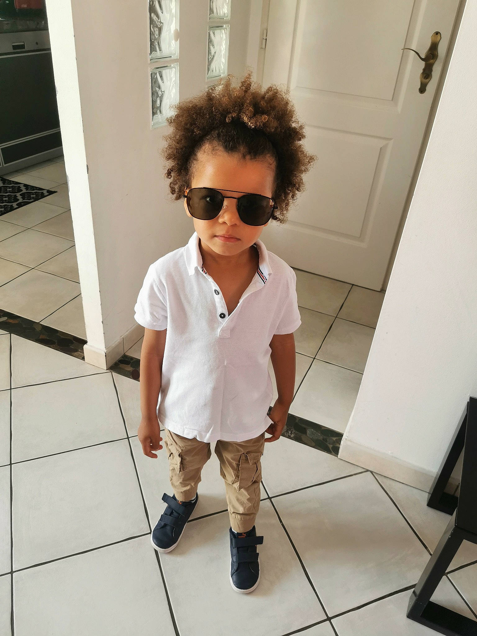 Lewis participe au concours pour gagner de l'argent avec cette photo : collar, cool, denim, eyewear, fashion_design, flooring, footwear, glasses, goggles, joint, knee, neck, pattern, person, sleeve, sportswear, sunglasses, t_shirt, toddler, vision_care