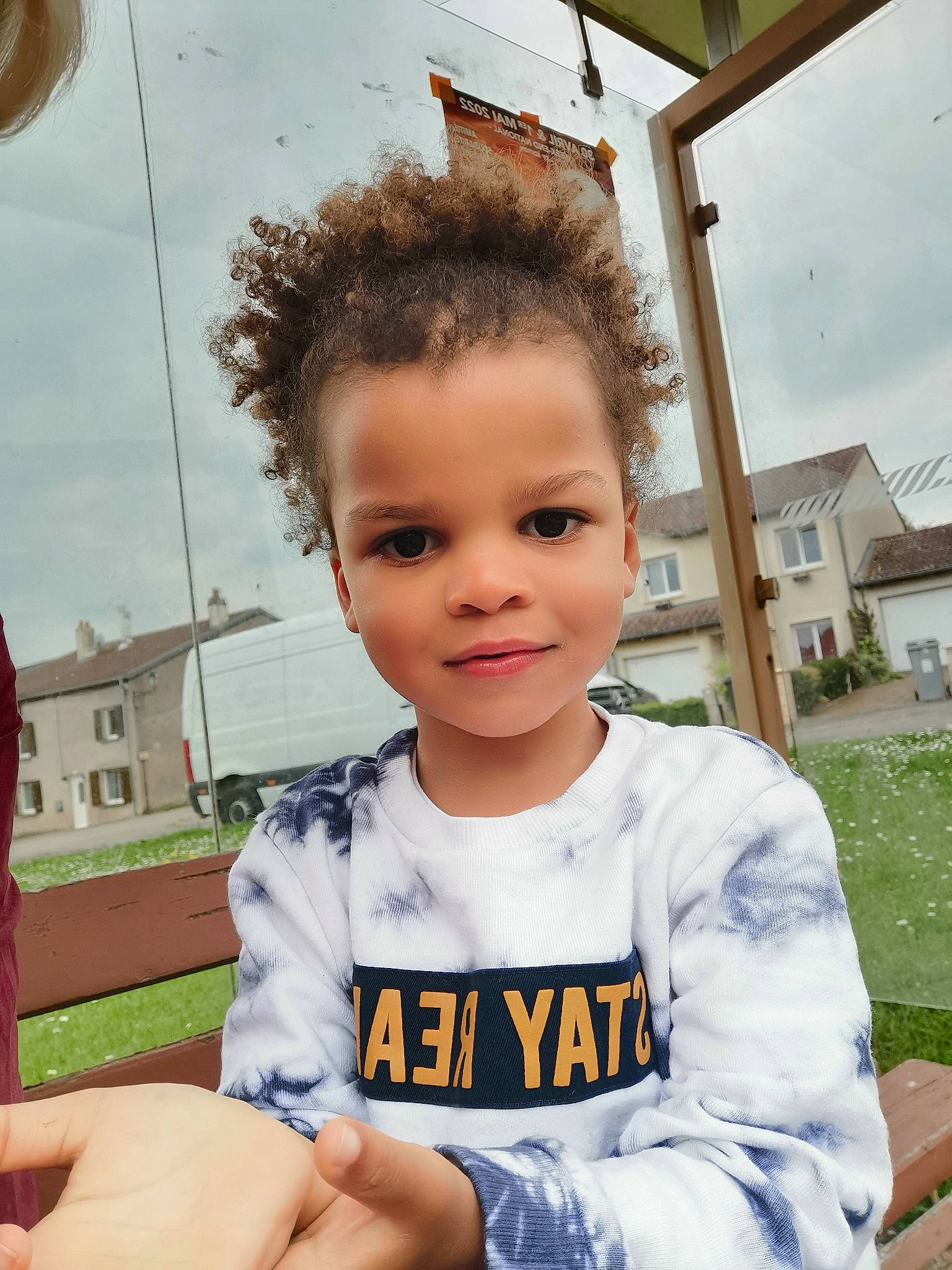 Lewis participe au concours pour gagner de l'argent avec cette photo : baby_toddler_clothing, child, chin, cloud, cool, eyelash, finger, fun, gesture, grass, happy, joy, leisure, person, plant, skin, sky, sleeve, smile, t_shirt