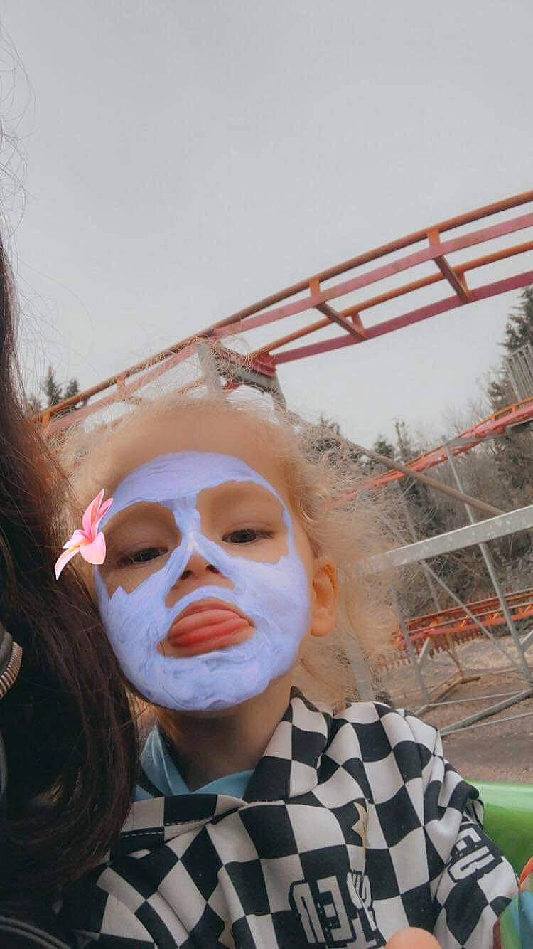 Youcef participe au concours pour gagner de l'argent avec cette photo : art, cool, costume, entertainment, event, eyebrow, eyelash, eyewear, fan, fun, fur, hat, mask, masque, performing_arts, person, personal_protective_equipment, public_event, sky, vision_care