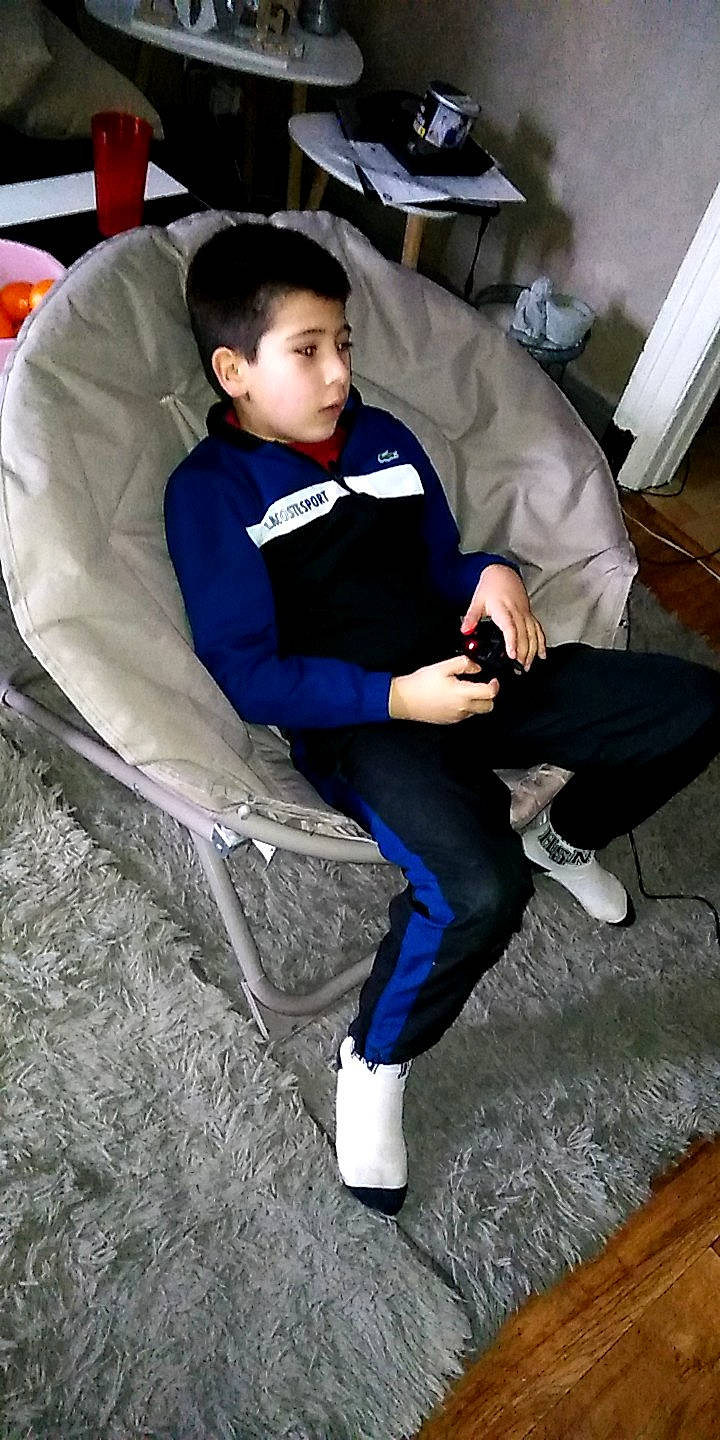 Chaïb a rejoint le concours — aidez-le/la à gagner de superbes lots ! blue, child, comfort, furniture, leg, person, shoe, sitting