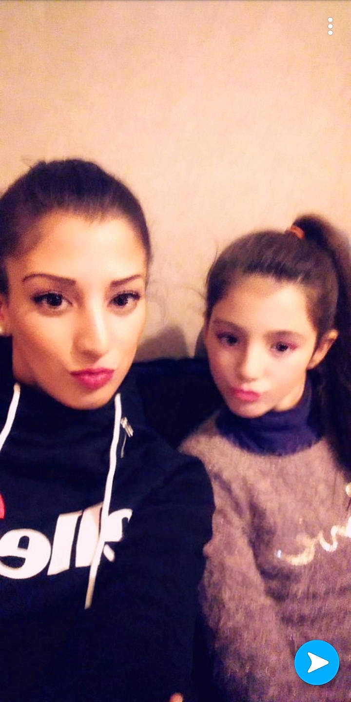 Chaïness a rejoint le concours — aidez-le/la à gagner de superbes lots ! cheek, child, chin, cool, eyebrow, face, forehead, friendship, fun, hair, hairstyle, head, nose, outerwear, people, person, photography, selfie, sibling, skin