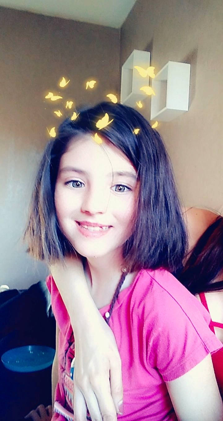 Chaïness a rejoint le concours — aidez-le/la à gagner de superbes lots ! beauty, black_hair, brown_hair, chin, cool, eye, eyebrow, face, forehead, fun, hair, hairstyle, joy, lady, lip, long_hair, person, pink, purple, selfie