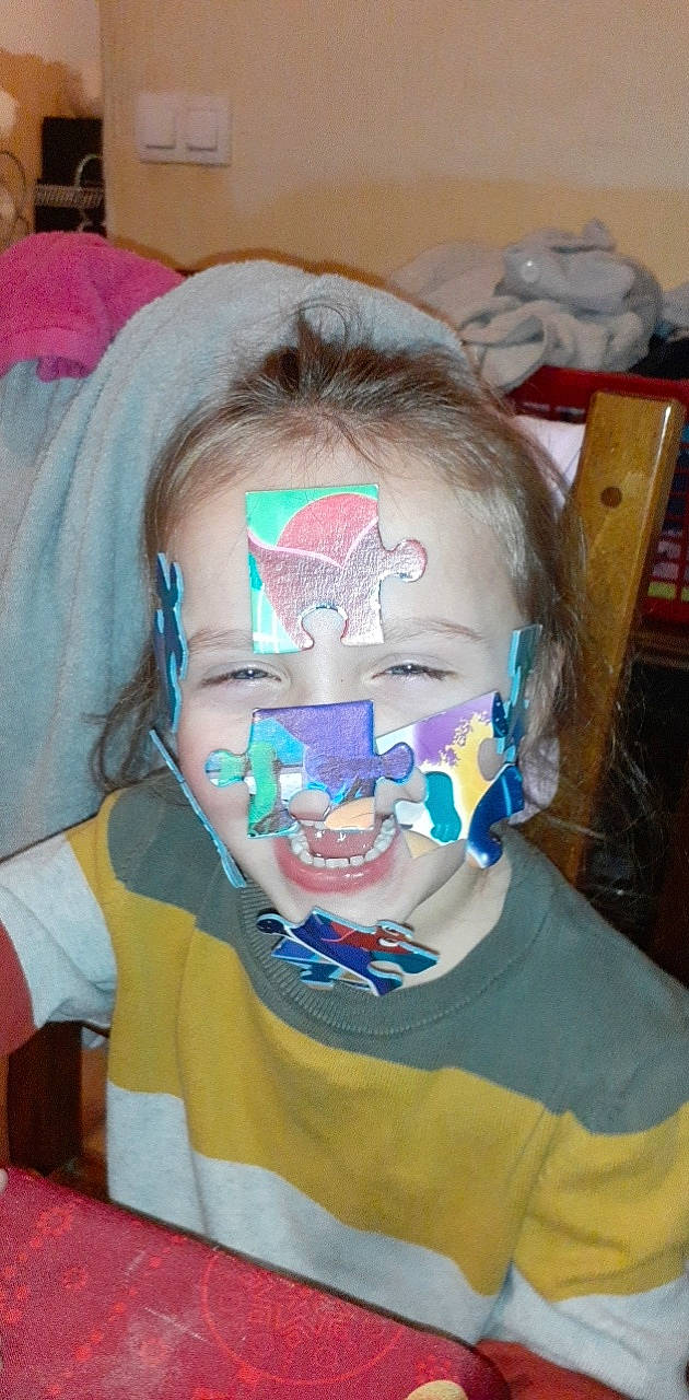 Lana a rejoint le concours — aidez-le/la à gagner de superbes lots ! child, entertainment, event, eyelash, eyewear, fictional_character, forehead, fun, jaw, mask, masque, mouth, paint, person, personal_protective_equipment, sleeve, sports_gear, t_shirt, toddler, vision_care