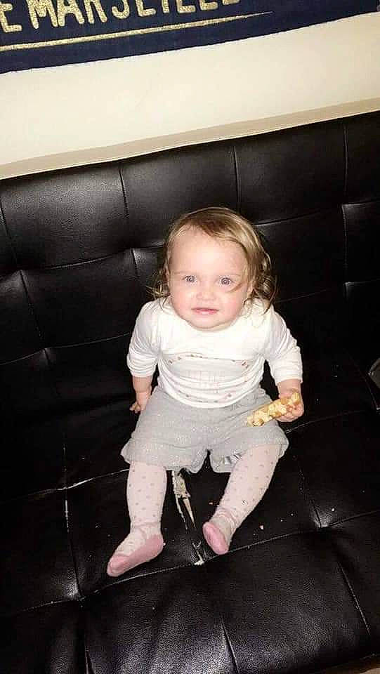 Lana participe au concours pour gagner de l'argent avec cette photo : baby, child, fun, leg, person, sitting, smile, toddler