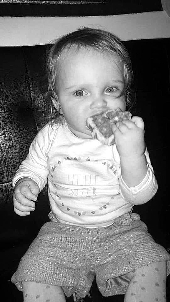 Lana a rejoint le concours — aidez-le/la à gagner de superbes lots ! baby, black_and_white, cheek, child, eating, eye, face, finger, food, fun, gesture, lip, monochrome, mouth, nose, person, smile, style, toddler, water