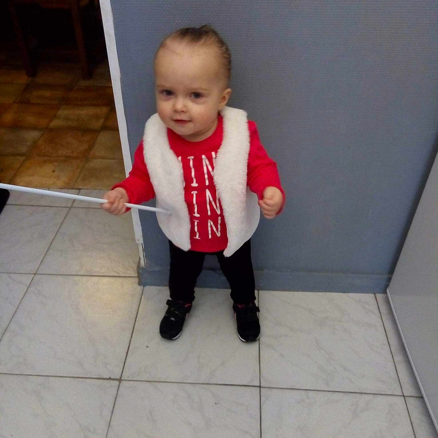 Lana participe au concours pour gagner de l'argent avec cette photo : baby, child, floor, flooring, leg, person, shoe, skin, smile, standing, toddler