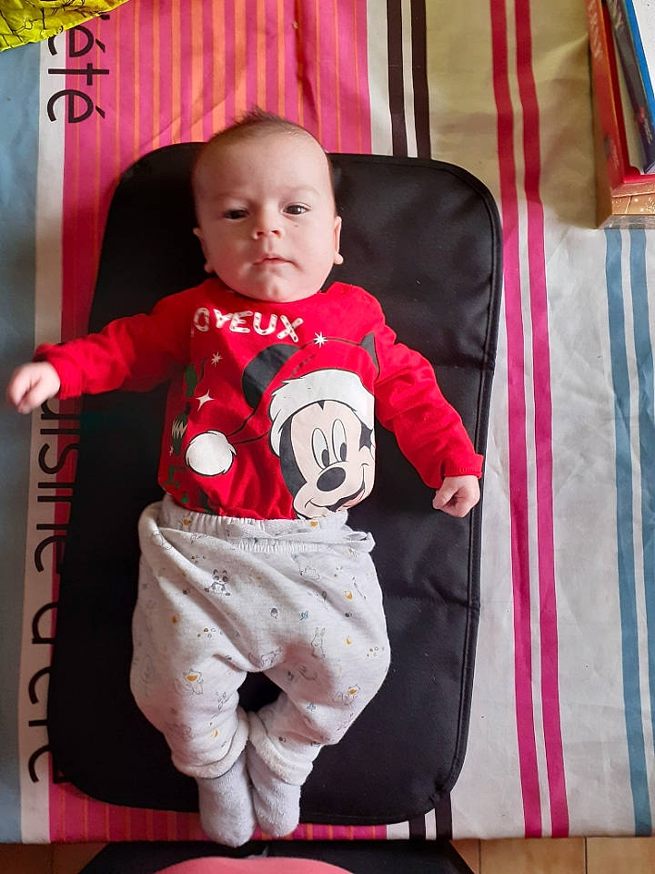 Théo participe au concours pour gagner de l'argent avec cette photo : baby, baby_toddler_clothing, carmine, child, comfort, cool, flooring, fun, happy, magenta, mammal, person, pink, play, red, room, sitting, sleeve, t_shirt, textile