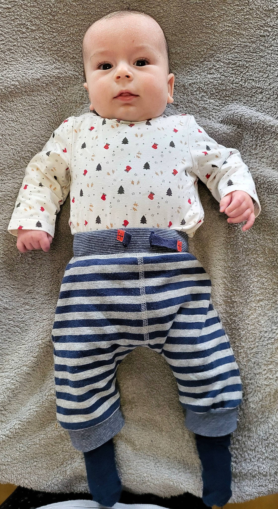 Théo participe au concours pour gagner de l'argent avec cette photo : arm, baby, baby_toddler_clothing, collar, dress, dress_shirt, eye, grey, happy, head, outerwear, pattern, person, plaid, sleeve, t_shirt, textile, toddler, waist, white