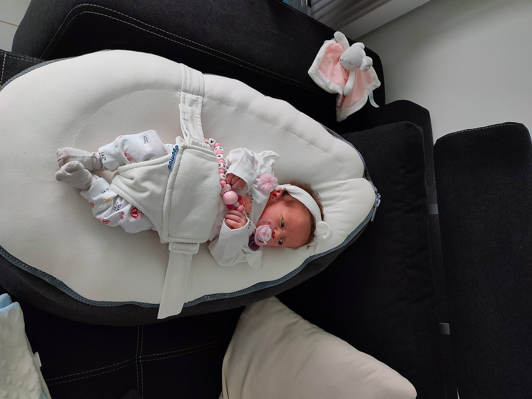 Anaya a rejoint le concours — aidez-le/la à gagner de superbes lots ! baby, baby_carriage, baby_products, baby_safety, baby_sleeping, baby_toddler_clothing, cap, child, comfort, couch, event, fashion_accessory, hat, headgear, helmet, linens, person, room, sitting, sleeve