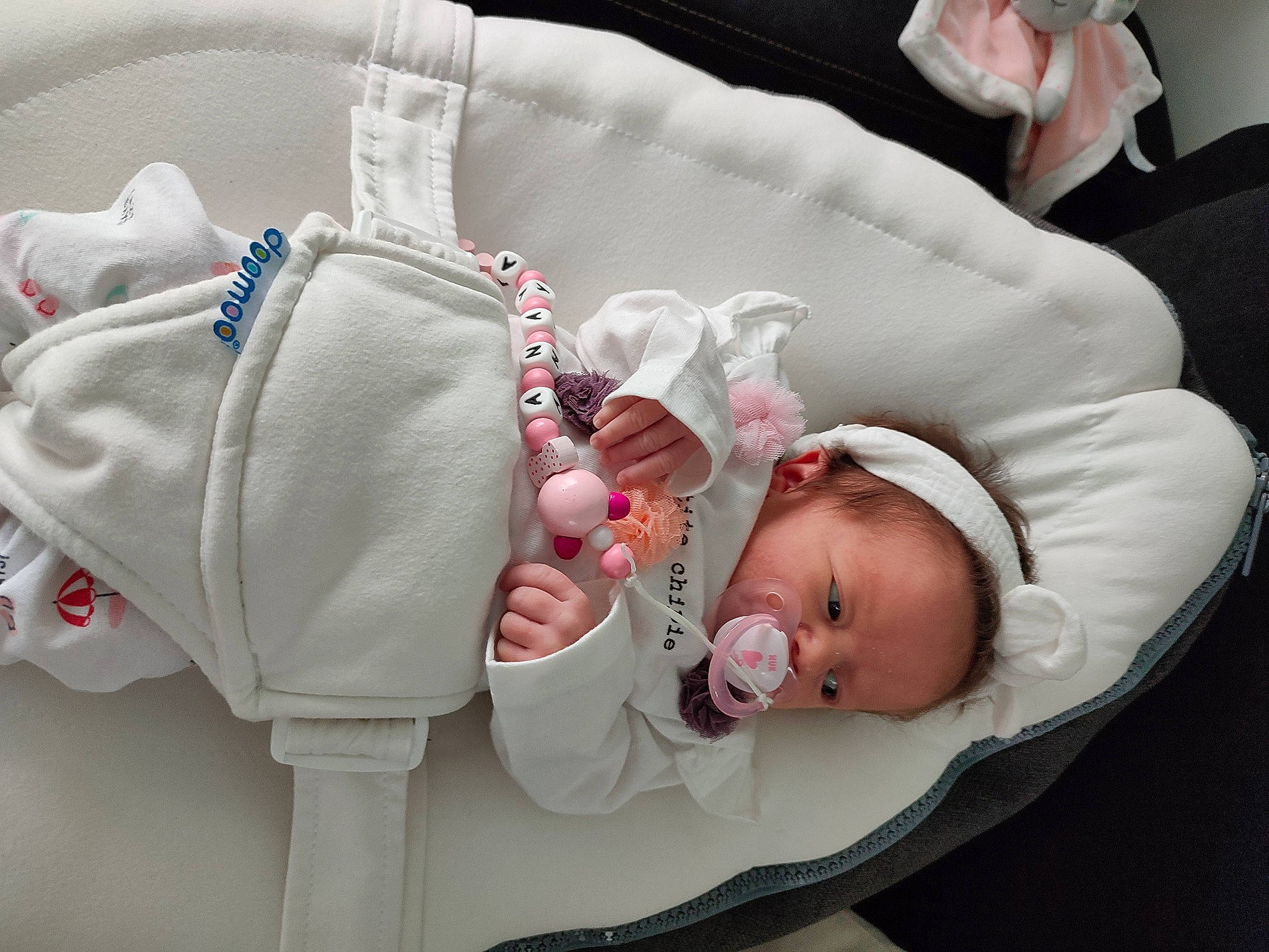 Anaya a rejoint le concours — aidez-le/la à gagner de superbes lots ! baby, baby_carriage, baby_products, baby_safety, baby_sleeping, baby_toddler_clothing, bedding, bedtime, cheek, comfort, fashion_accessory, head, headgear, infant_bed, linens, person, product, skin, sleeve, textile