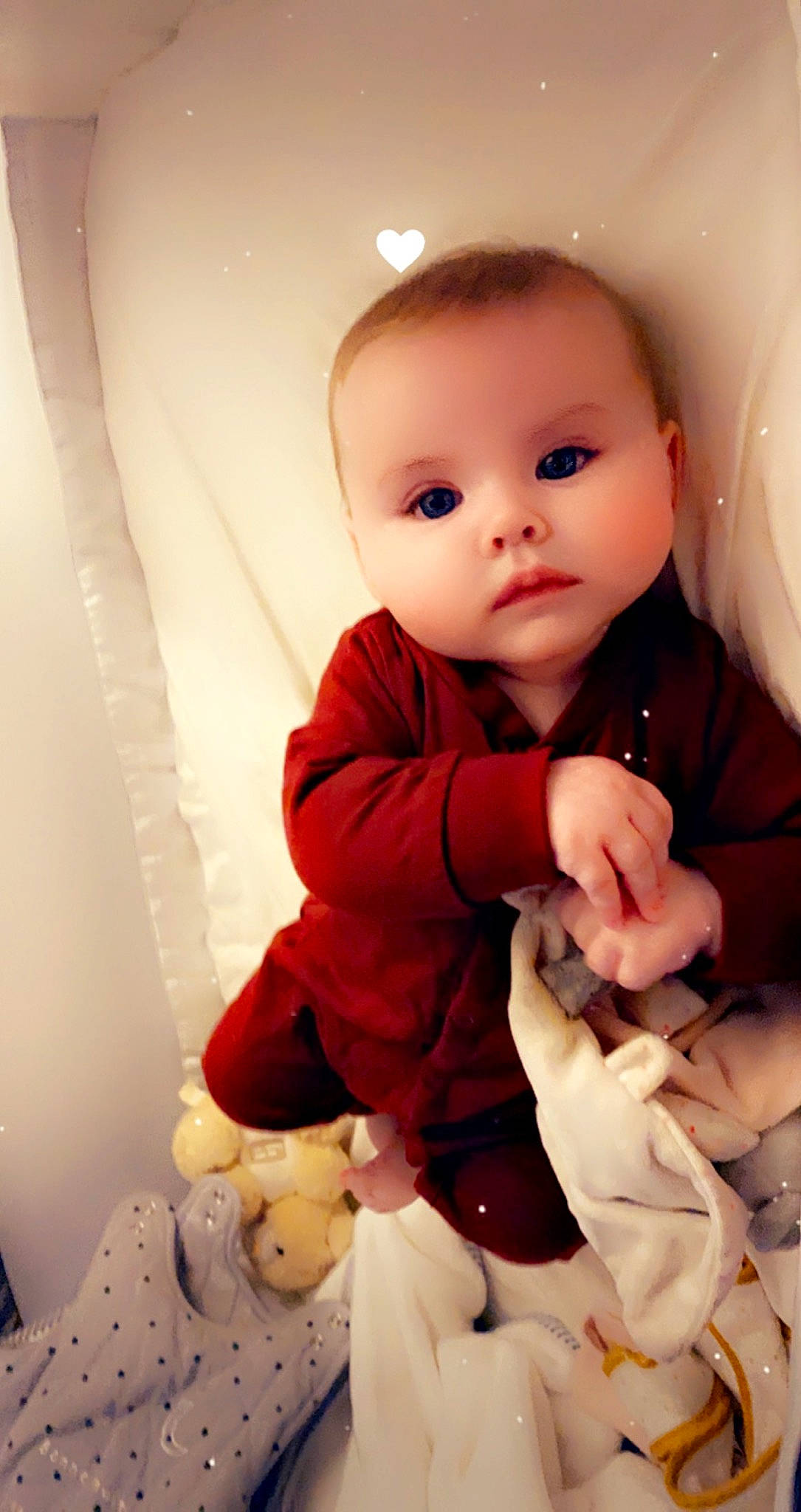 Luana a rejoint le concours — aidez-le/la à gagner de superbes lots ! baby, baby_toddler_clothing, beauty, cheek, child, comfort, eye, finger, happy, human_body, iris, lip, neck, nose, person, pink, sitting, skin, sleeve, thumb