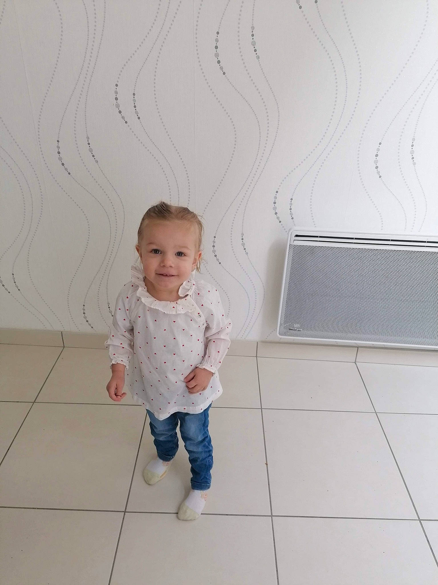 Marie participe au concours pour gagner de l'argent avec cette photo : baby, child, floor, flooring, joy, person, photography, play, skin, snapshot, standing, toddler, vacation, white, wood