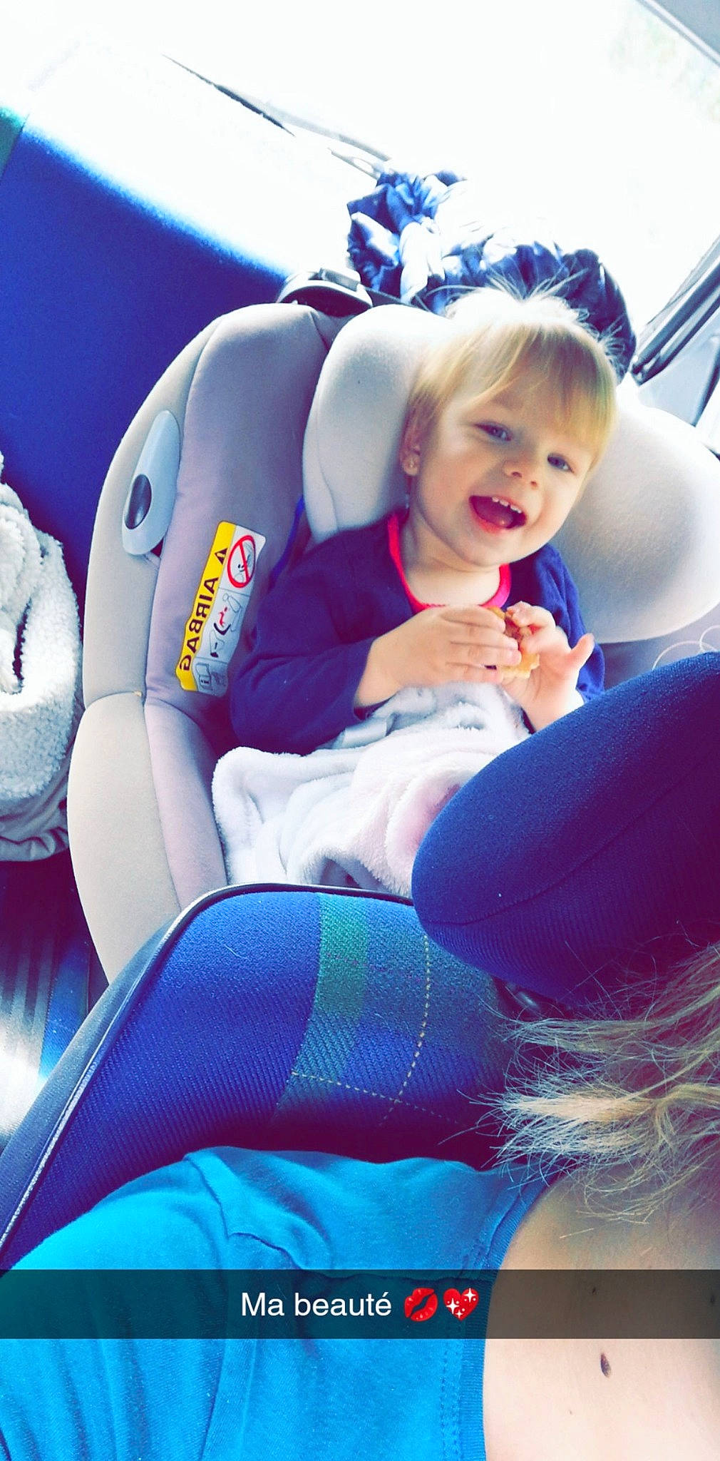 Marie a rejoint le concours — aidez-le/la à gagner de superbes lots ! blond, blue, car, car_seat, child, games, happy, inflatable, leg, leisure, long_hair, person, photography, recreation, sitting, smile