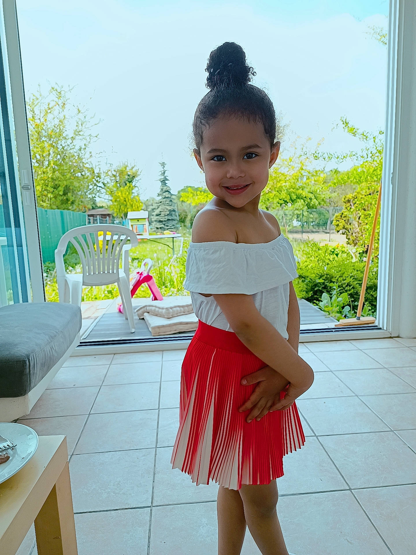 Nahomi a rejoint le concours — aidez-le/la à gagner de superbes lots ! abdomen, day_dress, event, fashion_design, fun, hair, happy, human_body, human_leg, joy, knee, leisure, magenta, person, pink, sky, sleeve, smile, thigh, toddler