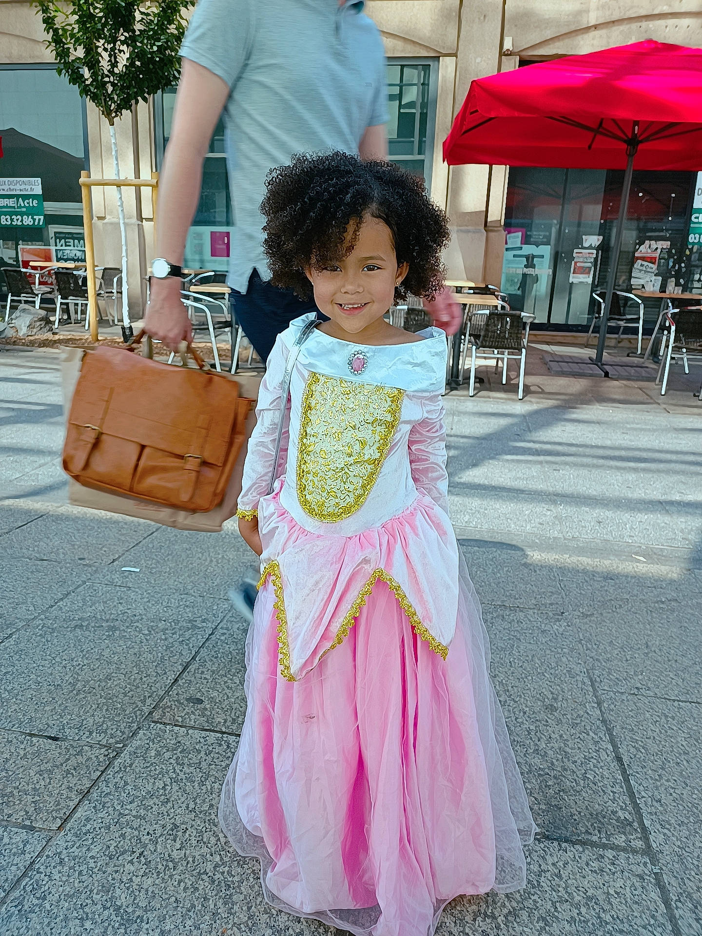 Nahomi a rejoint le concours — aidez-le/la à gagner de superbes lots ! bag, event, fun, happy, joint, joy, leisure, magenta, pedestrian, people, person, photograph, pink, recreation, road, smile, street_fashion, temple, toddler, travel