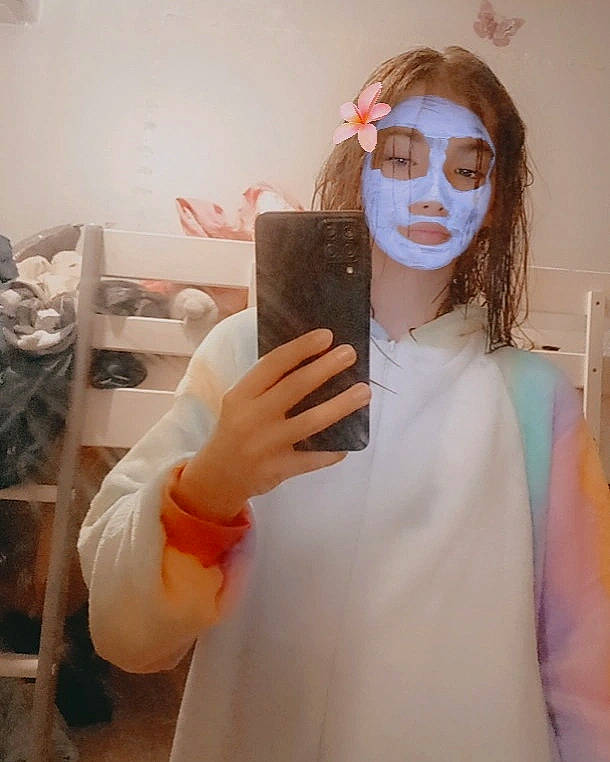 Lise participe au concours pour gagner de l'argent avec cette photo : arm, chest, cool, eyelash, eyewear, fashion_design, finger, gesture, glasses, glove, hand, human_leg, jaw, neck, person, selfie, shoulder, sleeve, sunglasses, vision_care