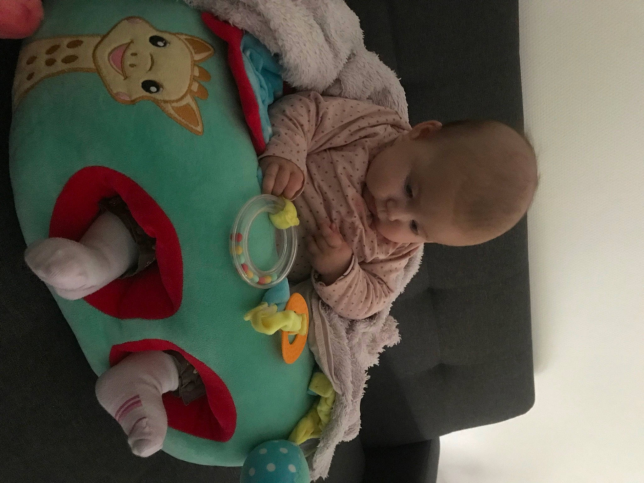 Léna a rejoint le concours — aidez-le/la à gagner de superbes lots ! arm, baby, baby_products, baby_toddler_clothing, baby_toys, carmine, cheek, child, comfort, fun, happy, human_body, mouth, person, pink, play, room, sitting, stuffed_toy, toddler