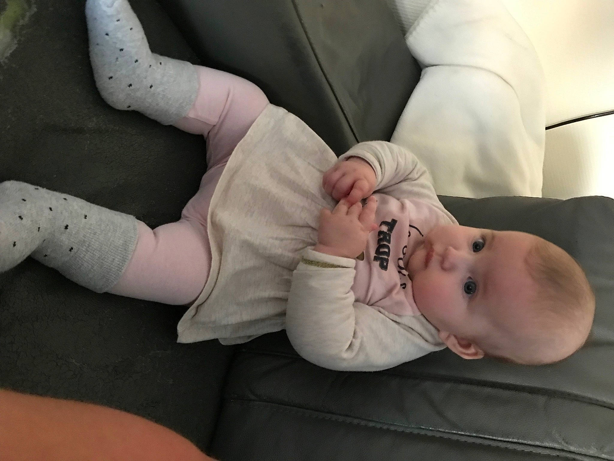 Léna participe au concours pour gagner de l'argent avec cette photo : arm, baby, baby_toddler_clothing, child, comfort, elbow, finger, gesture, hand, human_body, joint, knee, leg, mammal, nail, person, skin, thigh, toddler, vertebrate