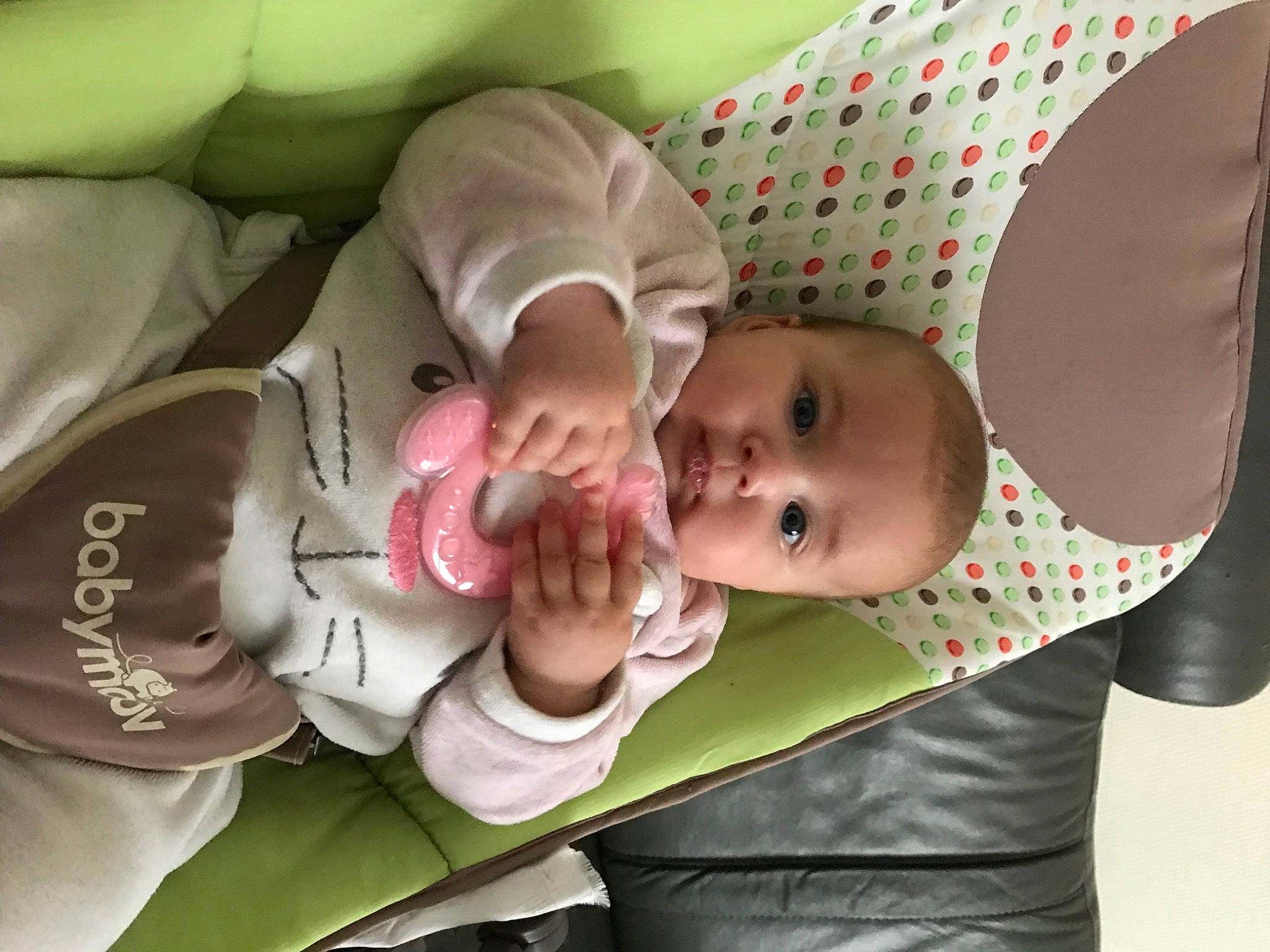 Léna participe au concours pour gagner de l'argent avec cette photo : baby, baby_toddler_clothing, beauty, cheek, child, comfort, finger, hand, head, headgear, human, mammal, mouth, person, pink, product, skin, sleeve, textile, toddler