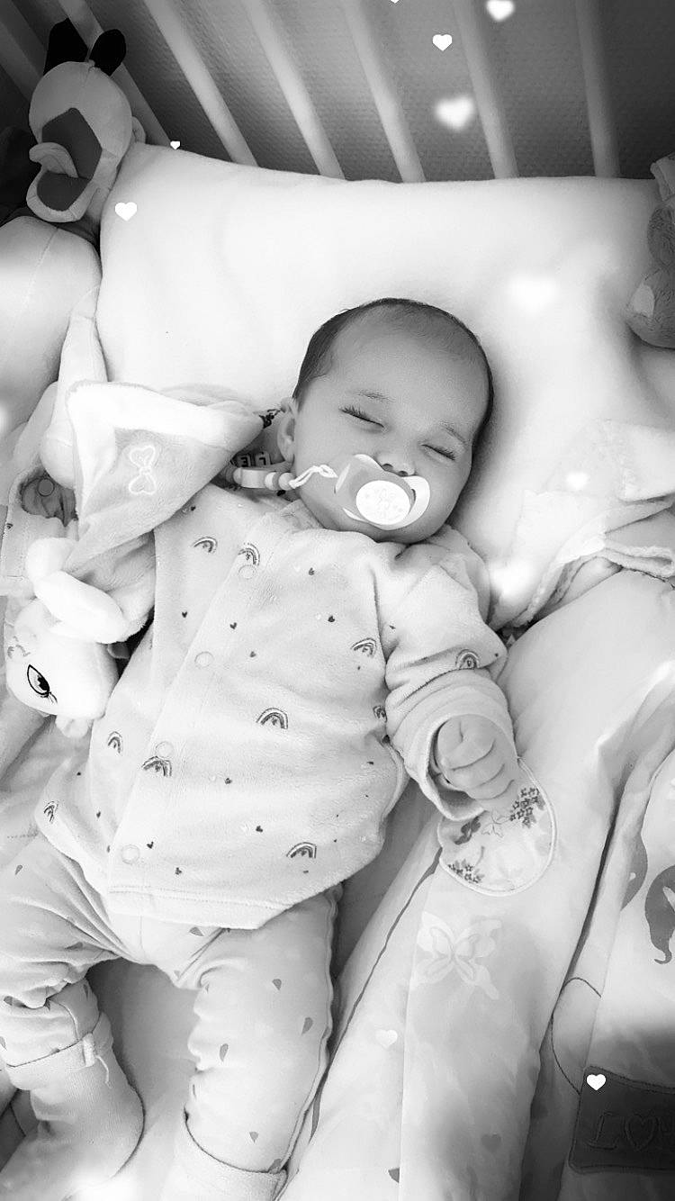 Léna a rejoint le concours — aidez-le/la à gagner de superbes lots ! arm, baby, black, black_and_white, cheek, comfort, eye, facial_expression, flash_photography, gesture, hand, happy, human, human_body, mouth, nose, person, photograph, skin, textile