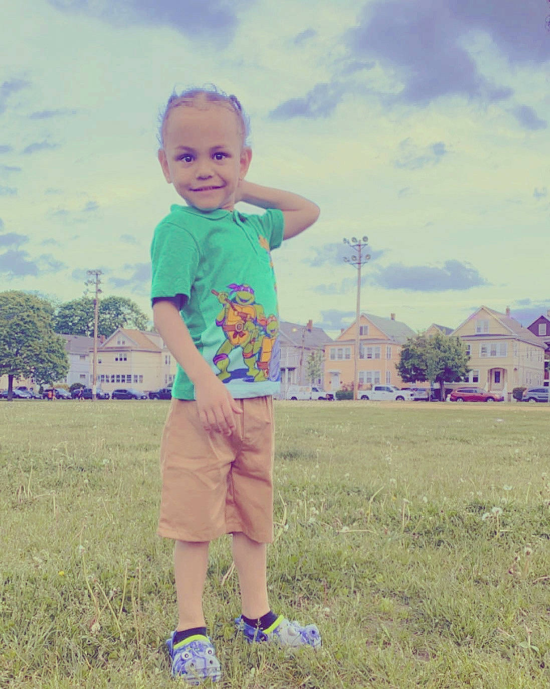 Luzenso is registered to the contest to win money with this photo: cloud, cool, electric_blue, fun, grass, grassland, happy, joy, landscape, leisure, meadow, meteorological_phenomenon, people_in_nature, person, prairie, recreation, sandal, shorts, sky, smile