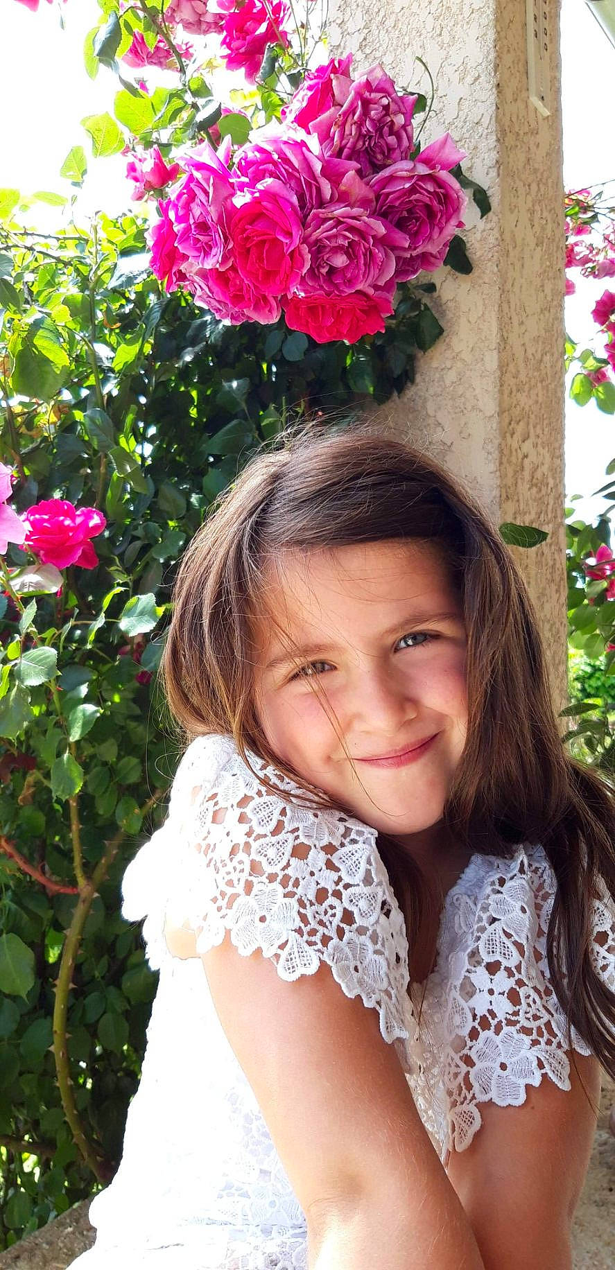 Flora a rejoint le concours — aidez-le/la à gagner de superbes lots ! beauty, botany, eye, face, flash_photography, flower, grass, happy, hybrid_tea_rose, joy, leaf, lip, people_in_nature, person, petal, photograph, pink, plant, skin, smile