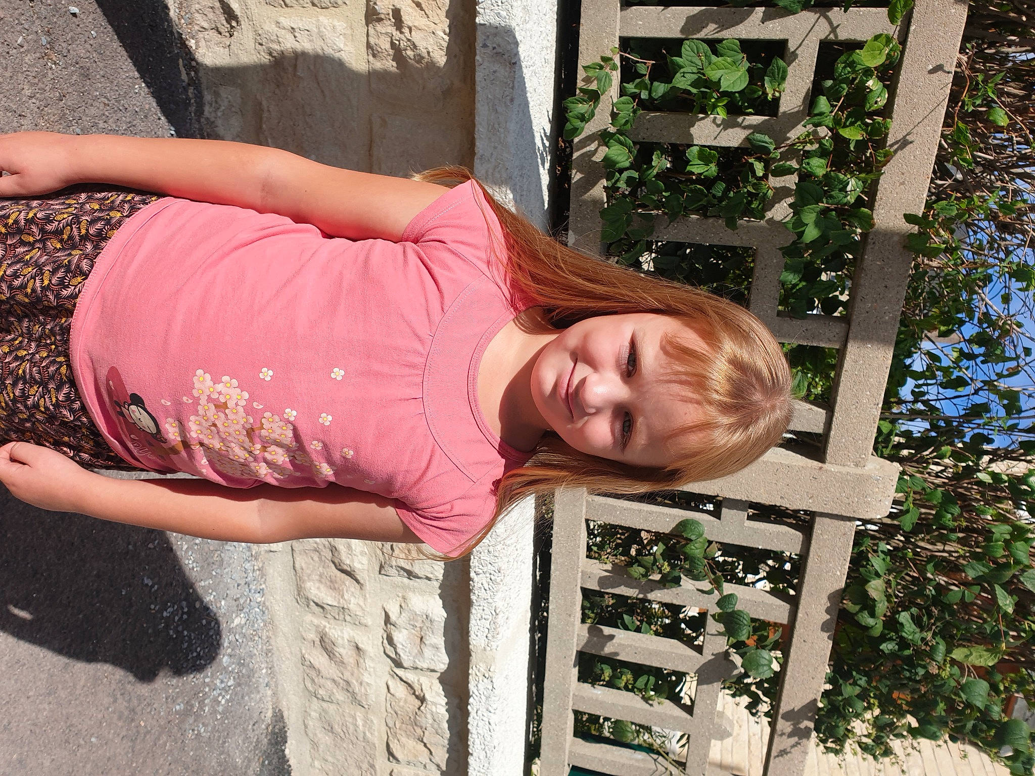 Abby participe au concours pour gagner de l'argent avec cette photo : abdomen, chest, child, elbow, fun, grass, happy, human_leg, joy, leisure, magenta, people_in_nature, person, plant, smile, t_shirt, thigh, tree, trunk, vacation