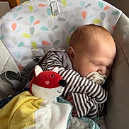 Gauthier a rejoint le concours — aidez-le/la à gagner de superbes lots ! baby, sleeping, pacifier, plush_toy, fox, blanket, baby_seat, striped_clothing, infant, indoor, peaceful, soft_toys, cuddling, child, home, comfort, resting, cute, young_child, nap