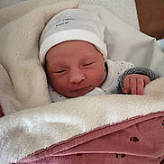 Juju a rejoint le concours — aidez-le/la à gagner de superbes lots ! newborn, baby, blanket, hat, sleepy, wrapped, clothing, hand, face, infant, cute, resting, soft, warm, indoors, peaceful, child, newborn_hat, pink_blanket, white_blanket