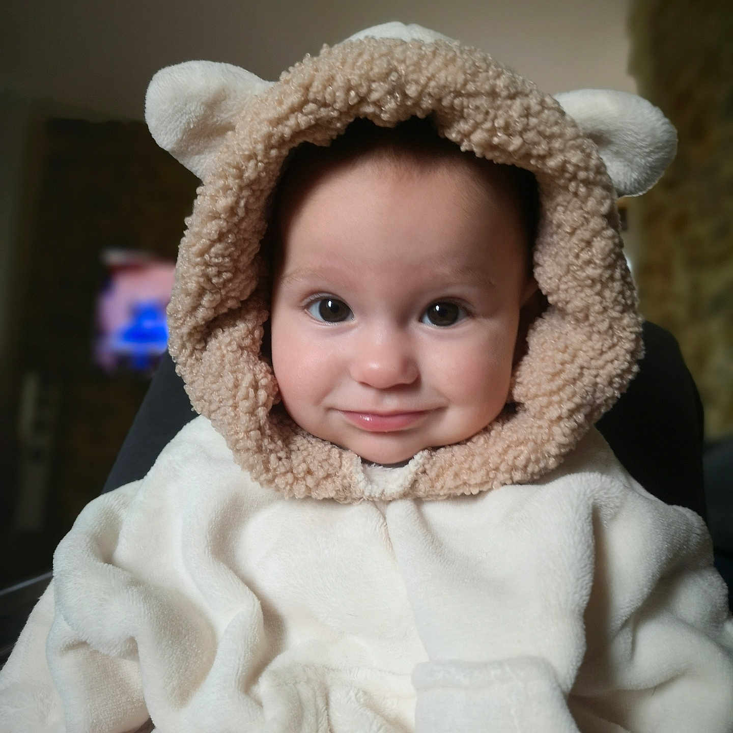 Juju participe au concours pour gagner de l'argent avec cette photo : adorable, baby, baby_clothes, child, childhood, cute, cute_expression, face, fluffy, fuzzy, happy, headwear, hoodie, indoor, person, portrait, smile, soft_texture, warm_clothing, young_child