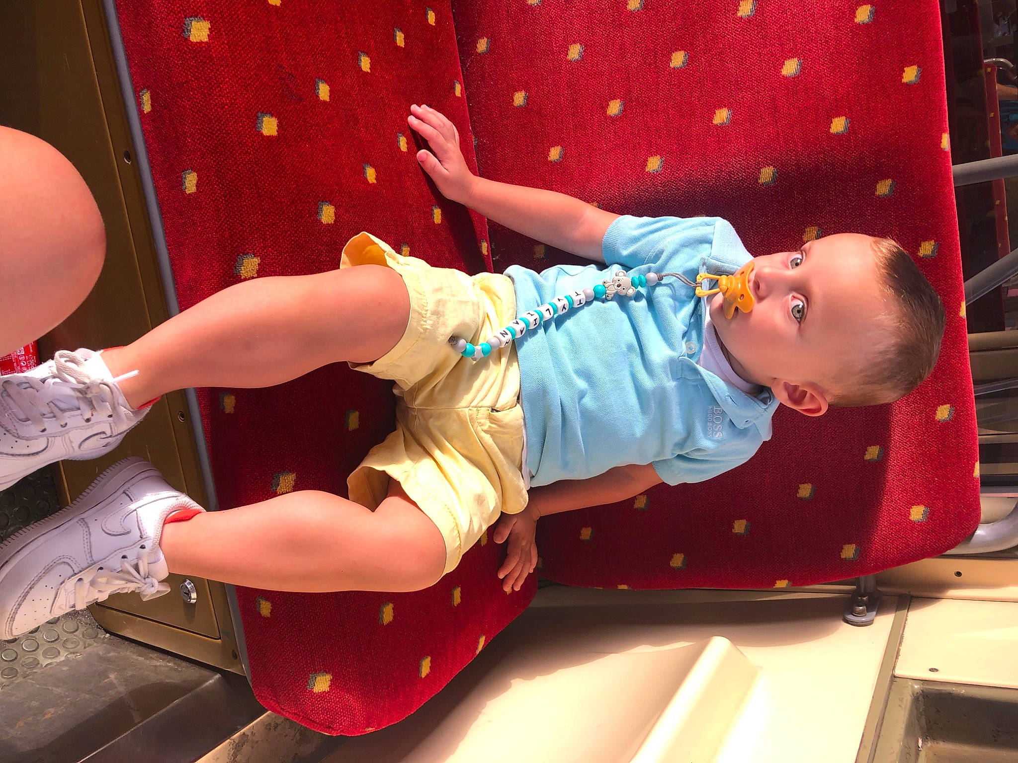 Tylian a rejoint le concours — aidez-le/la à gagner de superbes lots ! baby, baby_toddler_clothing, child, comfort, elbow, entertainment, event, fun, human_leg, joint, knee, leg, leisure, magenta, person, pink, sandal, sitting, sneakers, thigh