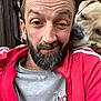 Lucky a rejoint le concours — aidez-le/la à gagner de superbes lots ! adult, animal, beard, clothing, coat, crewcut, dimples, face, hair, happy, head, jacket, male, man, person, photobombing, photography, portrait, selfie, smile