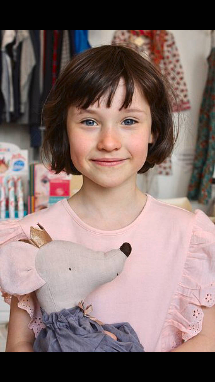 Margaux participe au concours pour gagner de l'argent avec cette photo : brown_hair, ear, hair, hairstyle, joy, neck, person, smile