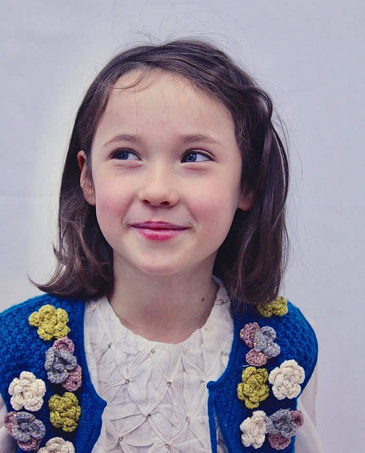 Chloé participe au concours pour gagner de l'argent avec cette photo : child, hair, hairstyle, joy, person, portrait, smile