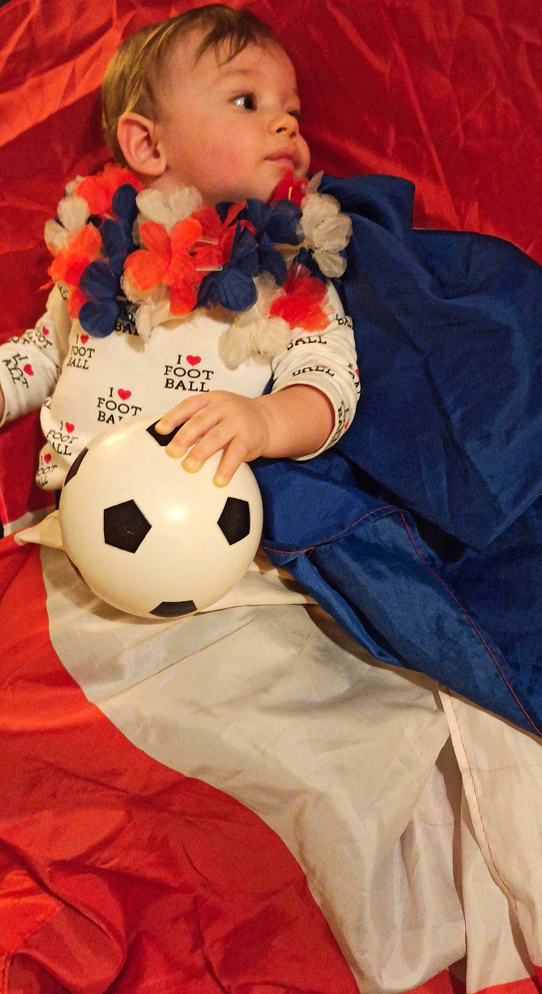 Swann participe au concours pour gagner de l'argent avec cette photo : baby, baby_toddler_clothing, ball, carmine, child, facial_expression, football, fun, fur, happy, pattern, person, soccer, soccer_ball, sports_equipment, teddy_bear, textile, toddler, toy, vertebrate
