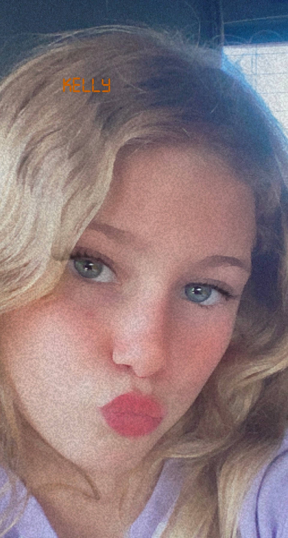 Léna participe au concours pour gagner de l'argent avec cette photo : bangs, cheek, ear, eyebrow, eyelash, forehead, iris, jaw, layered_hair, lip, lipstick, long_hair, makeover, mouth, neck, no_expression, nose, person, selfie, skin