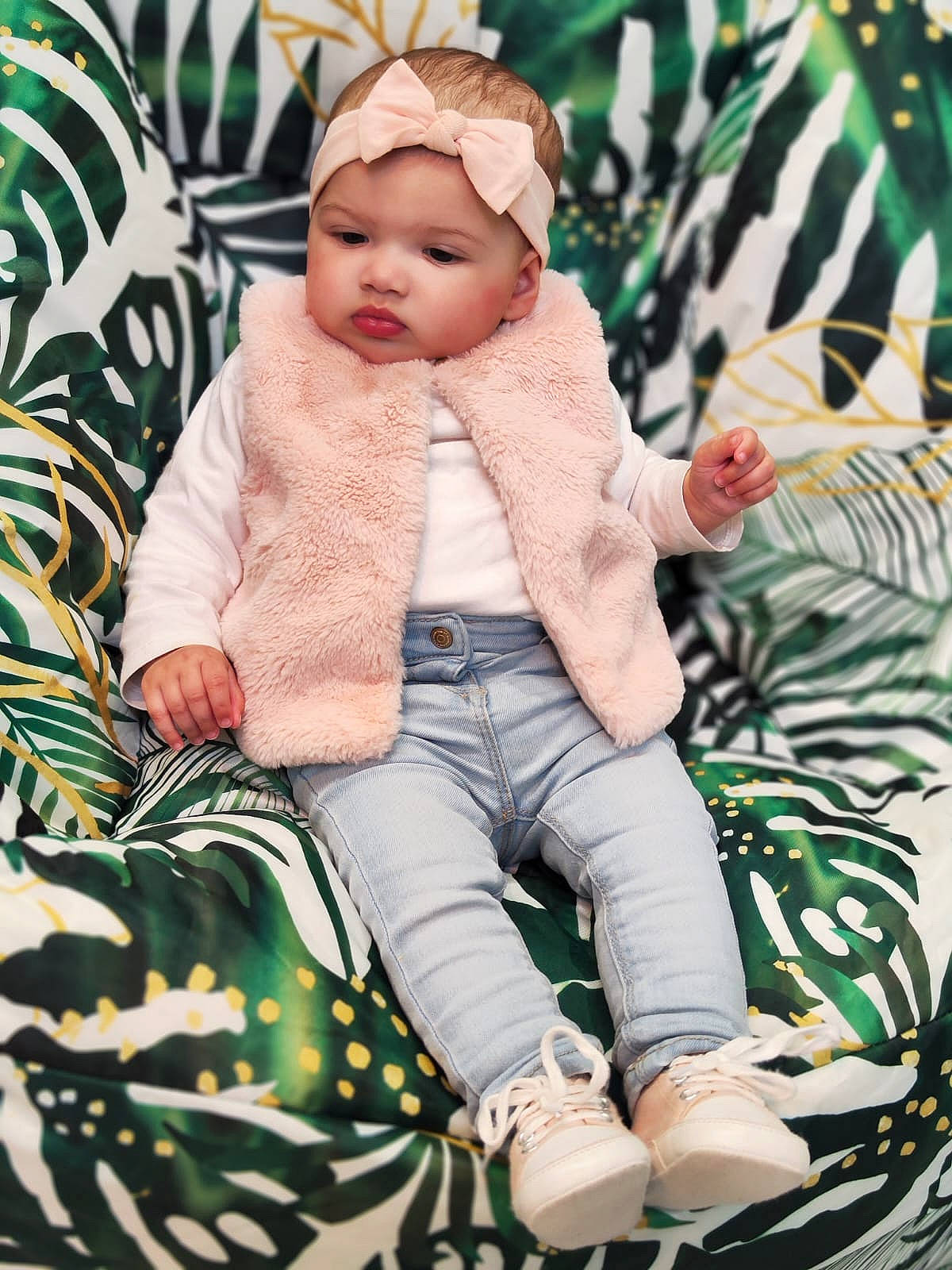 Nelya participe au concours pour gagner de l'argent avec cette photo : baby, baby_toddler_clothing, cap, child, event, grass, green, happy, hat, headwear, holiday, pattern, person, plant, sitting, sleeve, sock, textile, toddler, tree