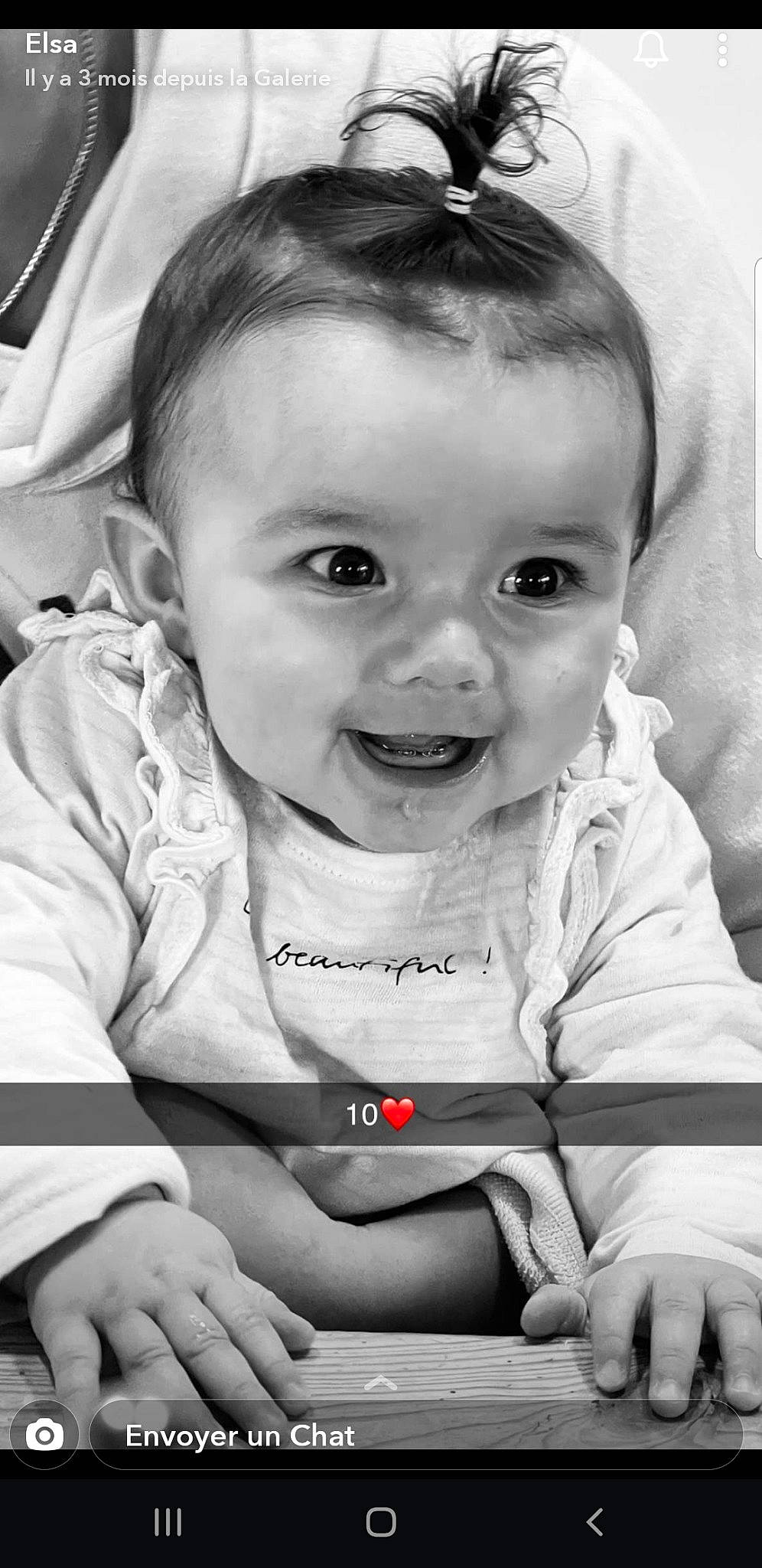 Athenaïs a rejoint le concours — aidez-le/la à gagner de superbes lots ! arm, baby, black, black_and_white, cheek, eyebrow, gesture, hairstyle, hand, happy, iris, lip, mouth, nose, person, photograph, product, skin, smile, standing