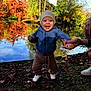 Teo a rejoint le concours — aidez-le/la à gagner de superbes lots ! child, toddler, smiling, blue_hoodie, beanie, holding_hand, adult_hand, autumn, fall_foliage, pond, reflection, outdoor, nature, trees, leaves, grass, shoes, happy, person, park