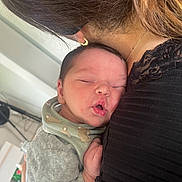 Lio a rejoint le concours — aidez-le/la à gagner de superbes lots ! baby, newborn, sleeping, person, adult, hair, earring, clothing, bib, face, skin, hand, black_top, lace, indoor, closeup, tenderness, care, rest, comfort
