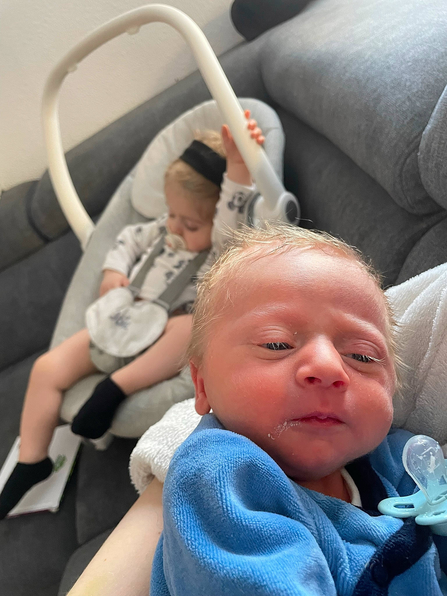 Maylone participe au concours pour gagner de l'argent avec cette photo : baby, baby_products, baby_safety, baby_toddler_clothing, car_seat, cheek, child, comfort, drinking_water, ear, fun, head, mouth, people, person, room, service, sitting, skin, tableware