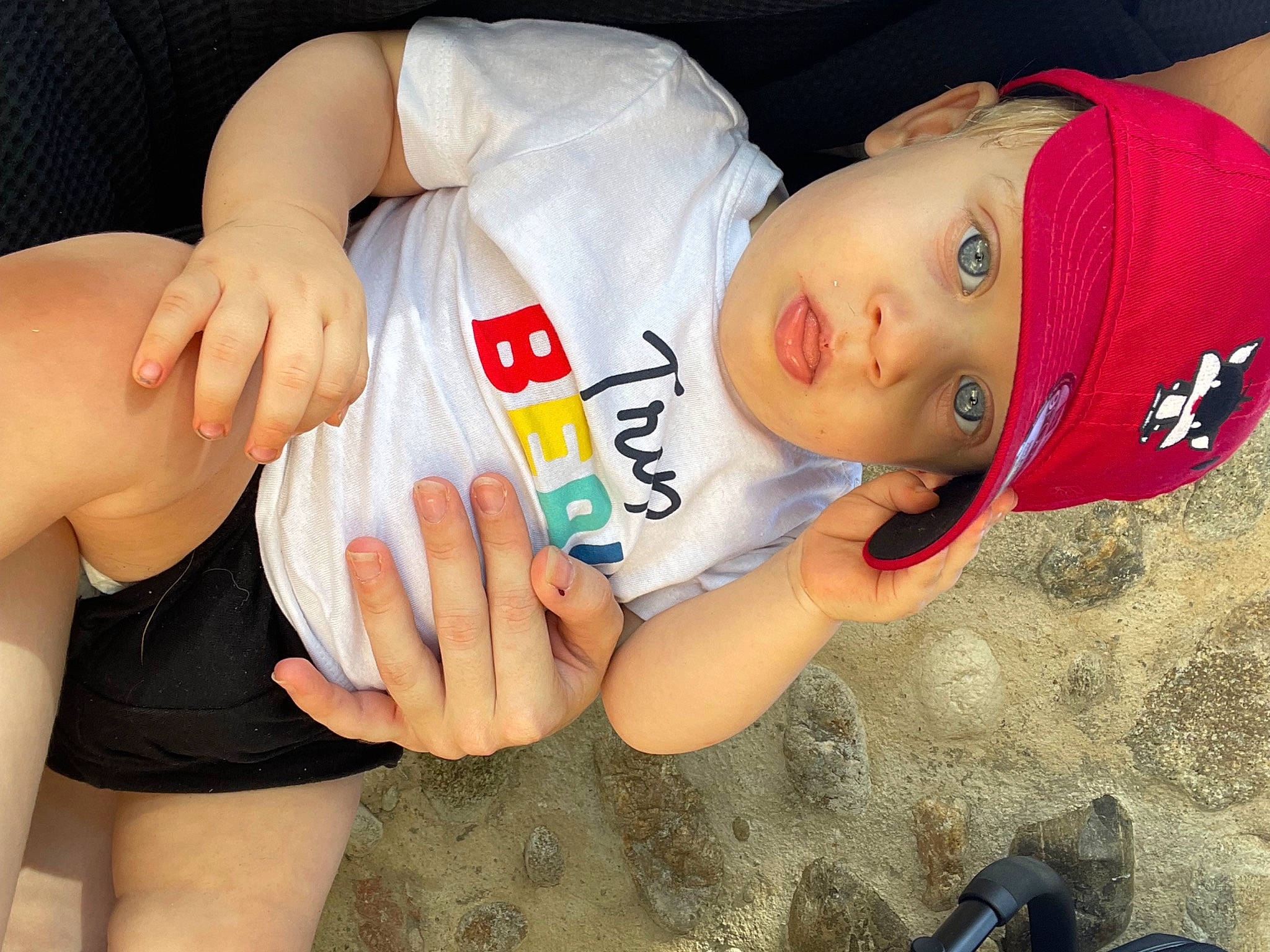 Maylone a rejoint le concours — aidez-le/la à gagner de superbes lots ! black_hair, chest, comfort, elbow, finger, fun, gesture, happy, hat, headwear, human_body, human_leg, knee, mouth, person, sleeve, t_shirt, thigh, thumb, toddler