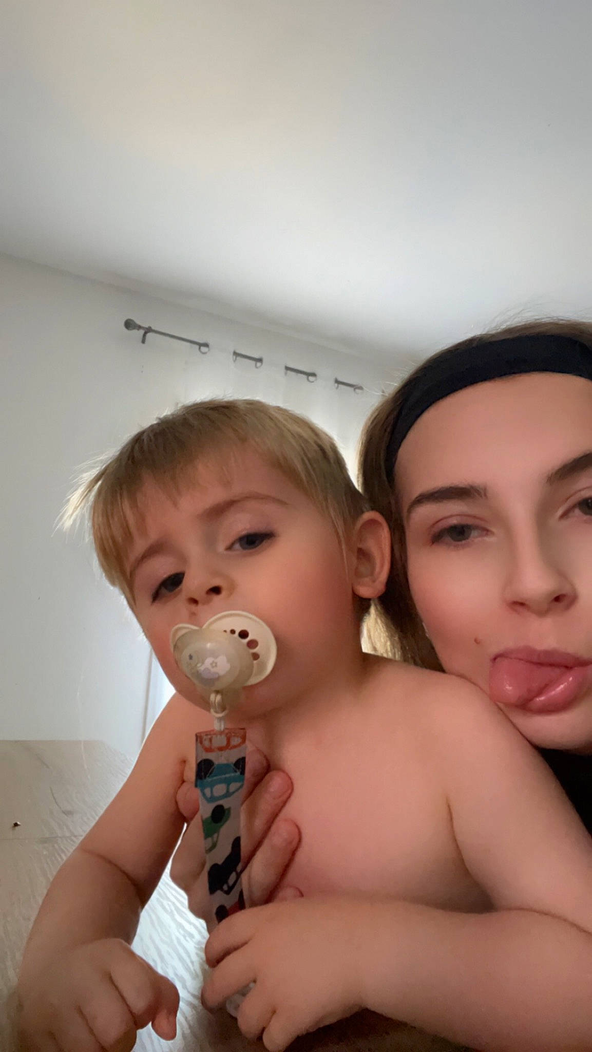 Ayden a rejoint le concours — aidez-le/la à gagner de superbes lots ! cheek, chest, drinkware, eyelash, face, finger, fun, gesture, happy, iris, lip, mouth, neck, nose, person, plastic_bottle, shoulder, skin, thumb, toddler