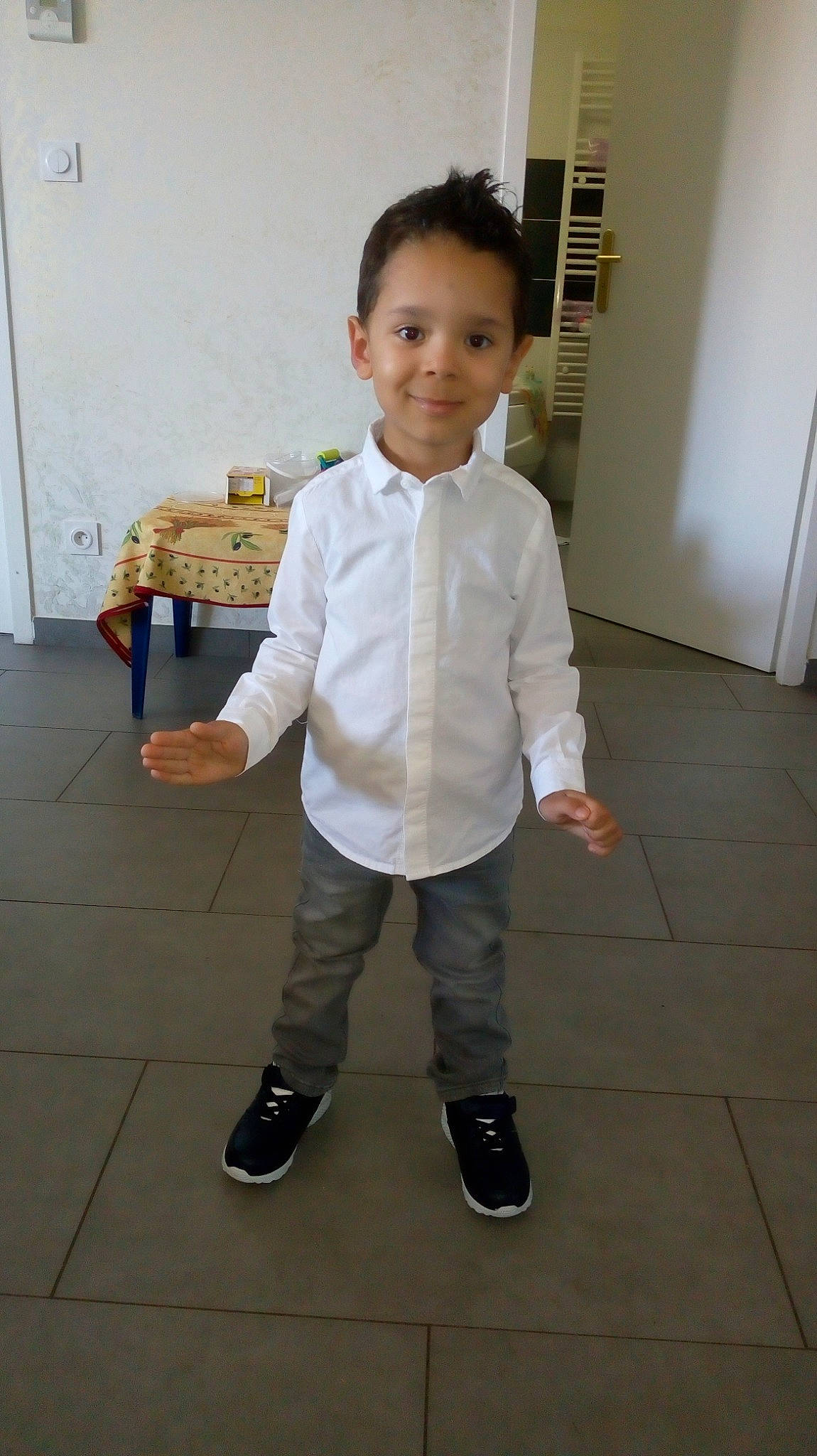 jolan a rejoint le concours — aidez-le/la à gagner de superbes lots ! child, footwear, joy, outerwear, person, shoe, sleeve, smile, standing, toddler