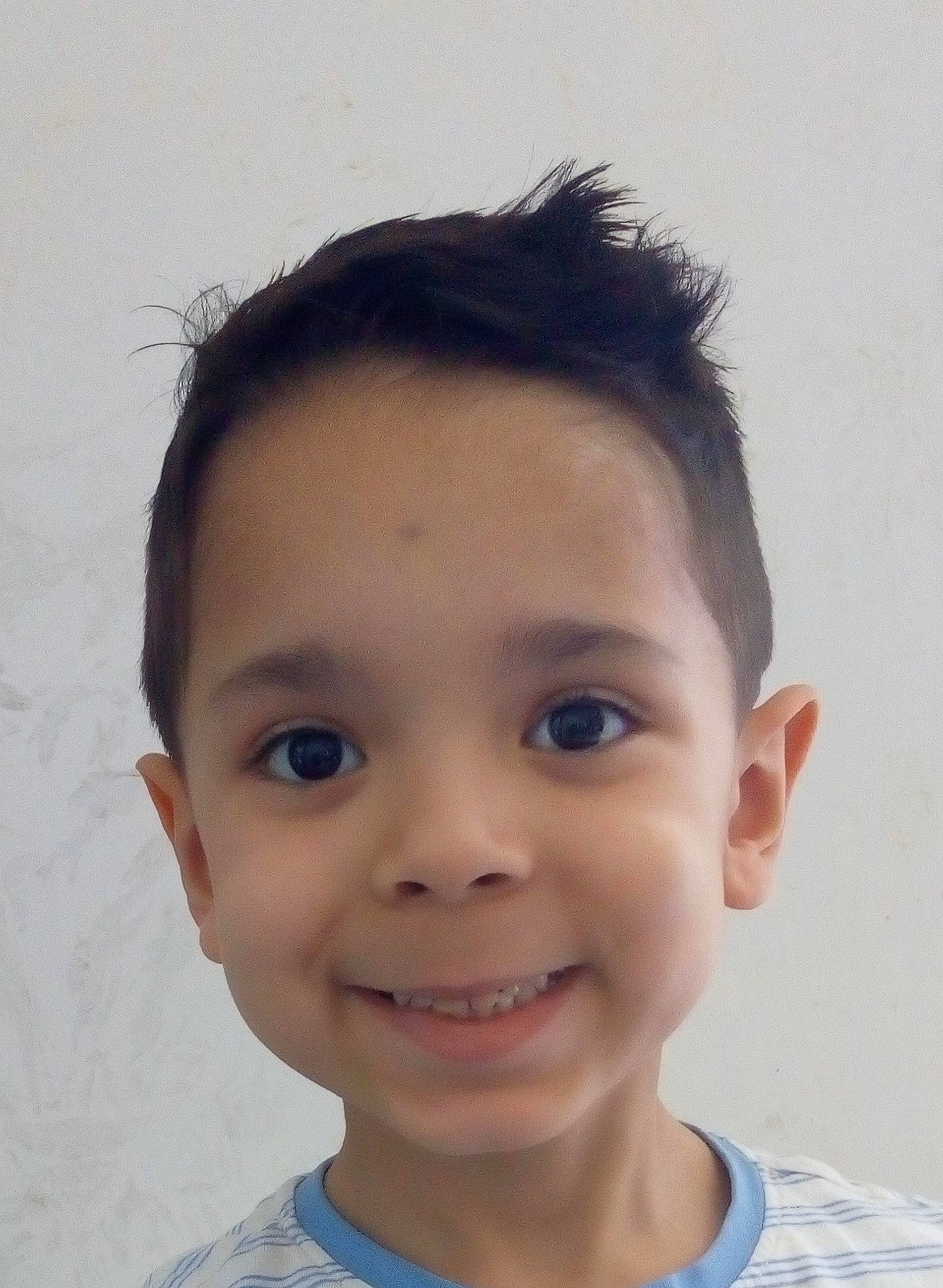 jolan participe au concours pour gagner de l'argent avec cette photo : baby, baby_toddler_clothing, cheek, chin, ear, electric_blue, eyebrow, eyelash, flash_photography, forehead, happy, iris, jaw, joy, lip, neck, nose, person, skin, smile