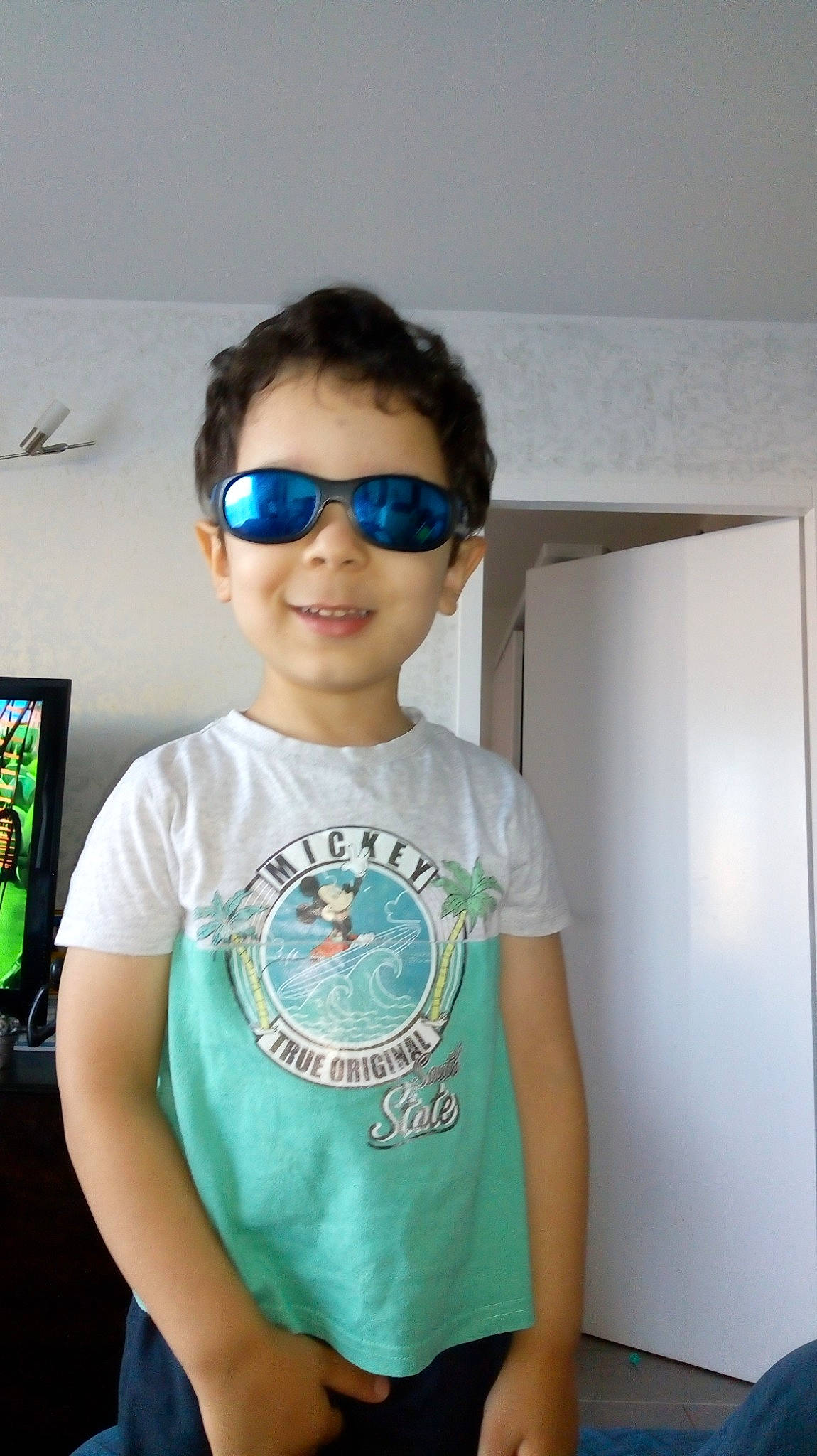 jolan participe au concours pour gagner de l'argent avec cette photo : cool, eyewear, glasses, joy, neck, person, smile, sunglasses, t_shirt, top, turquoise, vision_care