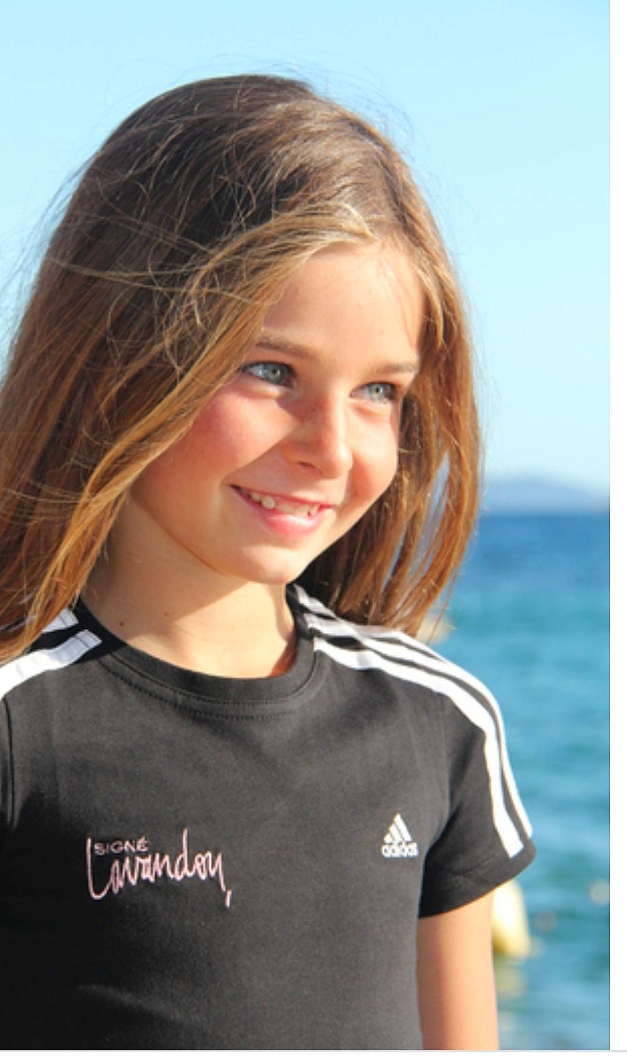 Emma a rejoint le concours — aidez-le/la à gagner de superbes lots ! beauty, brown_hair, child_model, girl, hair_coloring, human_hair_color, joy, long_hair, neck, person, photo_shoot, photography, portrait_photography, smile, surfer_hair, vacation